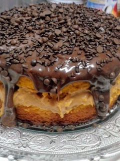 Foto de Bolo de cenoura com doce de leite e brigadeiro